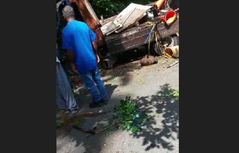Truck accident on Barre de L'Isle road