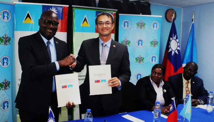 His Excellency Peter Chia-yen Chen, Taiwan’s Ambassador to Saint Lucia, and Hon. Moses Jn. Baptiste, Minister for Health, Wellness and Elderly Affairs, shake hands after signing the MoU on public health.