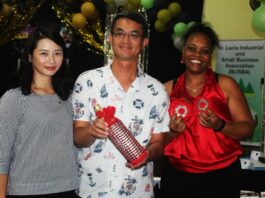 His Excellency Peter Chia-yen Chen and his wife making a purchase of a custom-made crochet bottle holder and coasters from one of the entrepreneurs at the ‘Cocktails and Couture’ event held on March 17.