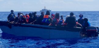 Illegal migrants in overcrowded boat off Puerto Rico
