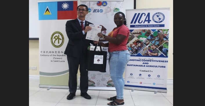 Taiwanese Ambassador presents certificate to participant.
