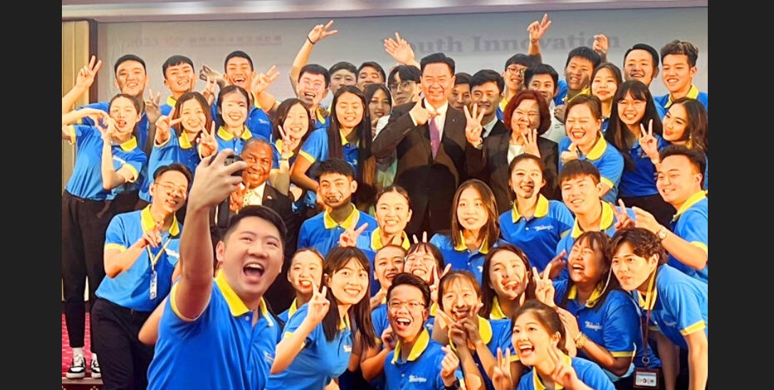 Minister of Foreign Affairs Joseph Wu, center wearing suit, poses for a photograph with Taiwanese students headed to Saint Lucia for 10 days on an exchange visit.