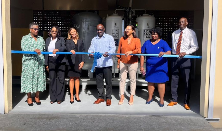 Ribbon cutting to commission MHMC oxygen plant.