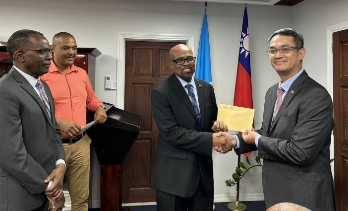 H.E. Peter Chia-Yen Chen, Taiwan’s Ambassador to Saint Lucia, far right, presents a check to Hon. Joachim A. Henry, Minister for Equity, Social Justice and Empowerment, second from right. At far left is Hon. Philip J. Pierre, Prime Minister and Minister for Finance, Economic Development and the Youth Economy & Minister for Justice and National Security, and Mr. John Victorin, Executive Director of the Saint Lucia Social Development Fund (SSDF), second from far left.