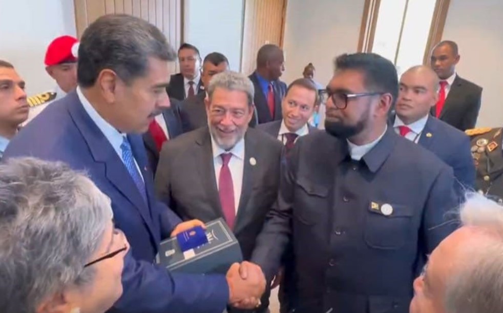 Presidents Ali and Maduro exchange gifts at CELAC summit.