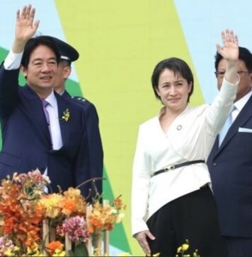 Taiwan's new President and Vice President wave to the crowd.