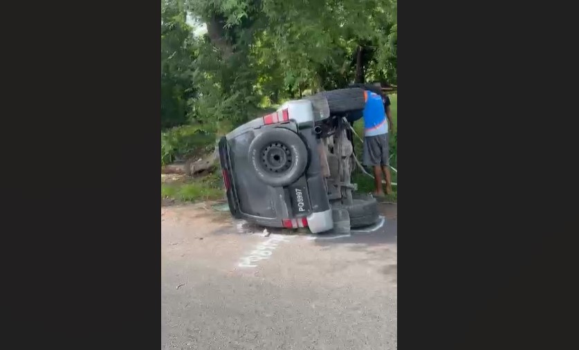 Vehicle overturns in Choiseul.