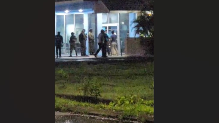 Police officers at 1st National Bank after robbery.