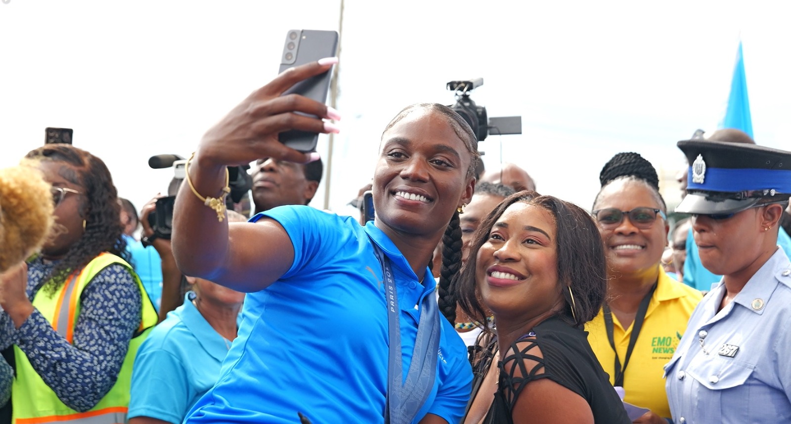 Julien Alfred takes selfie with a fan.