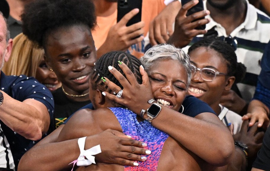 Noah Lyles mother embraces him.